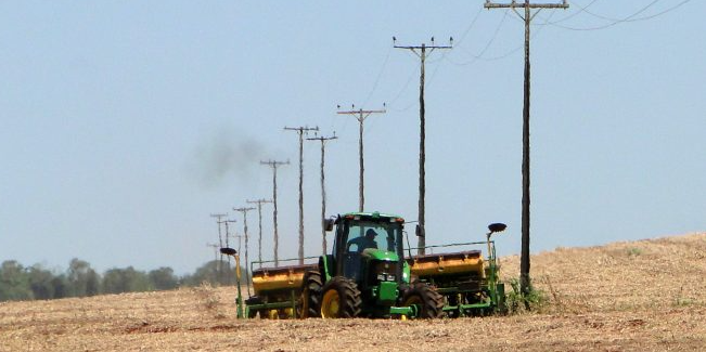 Uso de máquinas agrícolas requer atenção redobrada com a rede elétrica